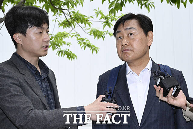 김 지사가 취재진의 질문에 답변하고 있다.