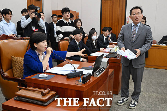 서영교 위원장에게 항의하는 김형동 국조특위 야당 간사(오른쪽).