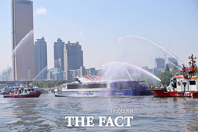 30일 오전 서울 여의도선착장 인근에서 한강 복합 수난사고 구조·구호 종합 훈련이 실시되고 있다. /남윤호 기자