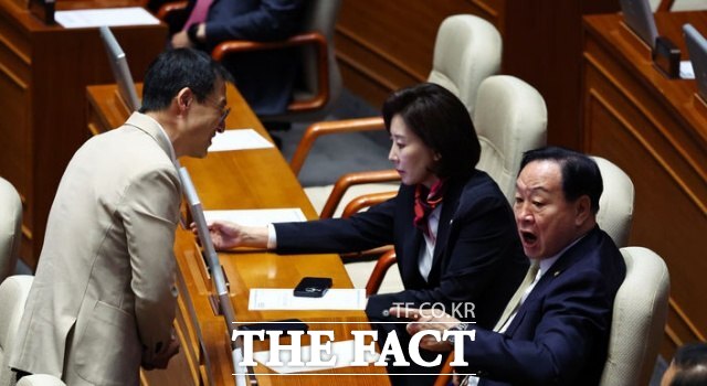 한기호 국민의힘 의원이 지난달 28일 오후 서울 여의도 국회에서 열린 제434회 임시회 제8차 본회의에서 지방선거에 나서기 위해 의원직 사퇴 전 인사를 하는 김상욱 민주당 울산시장 후보에게 화를 내고 있다. /뉴시스