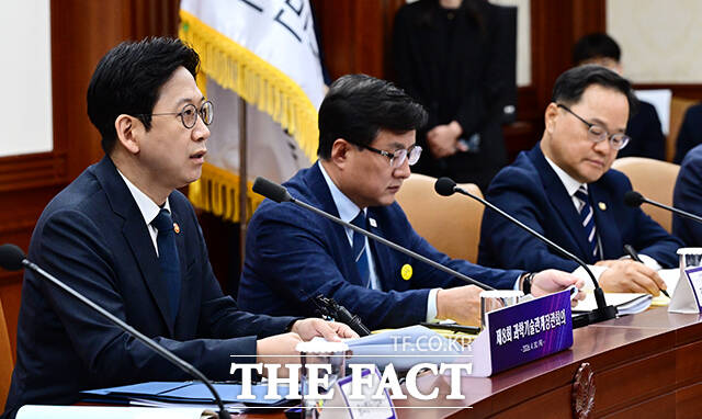 배경훈 부총리 겸 과학기술정보통신부 장관이 30일 오전 서울 종로구 정부서울청사에서 열린 과학기술관계장관회의에 참석해 모두발언을 하고 있다. /임영무 기자