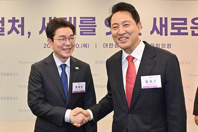 대한상공회의소에서 열린 '한국포럼'에 참석해 대화하는 오세훈 시장과 정원오 후보. /한국일보