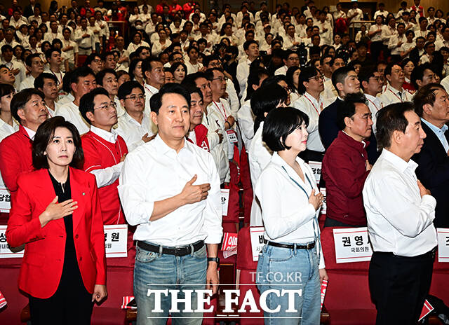 국기에 대한 경례하는 참석자들.