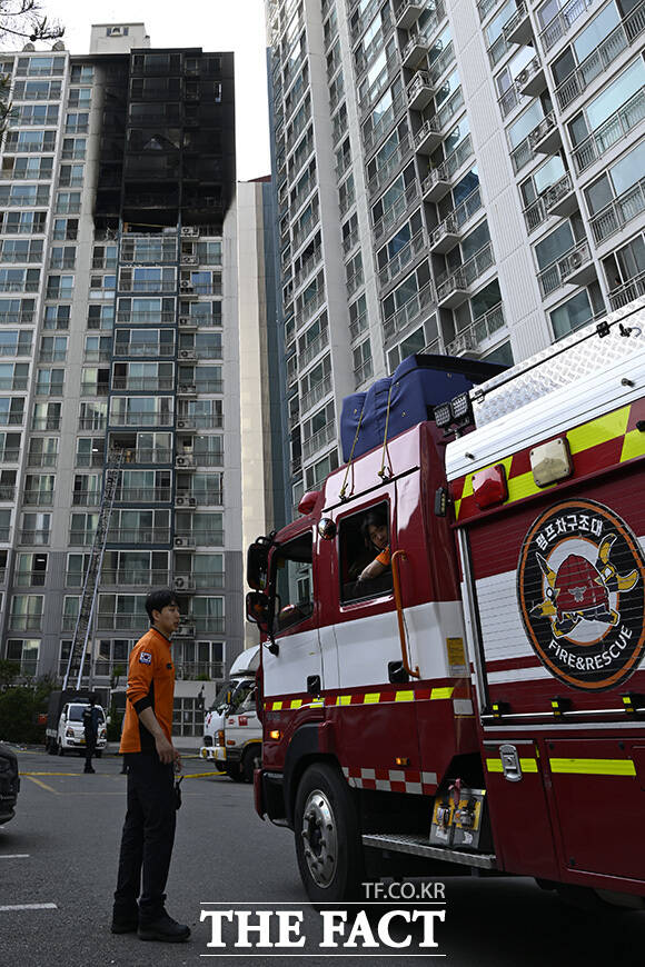 발화 지점에 출입 금지 테이프가 쳐져 있다.