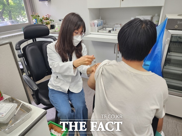전남 담양군 보건소에서 예방접종을 실시하는 모습. /담양군