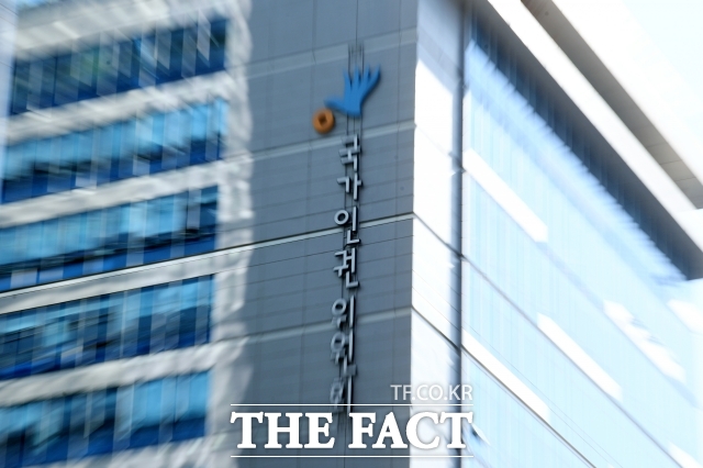 공영방송사 파견직 채용 과정에서 장애인이라는 이유로 서류 접수를 제한한 것은 차별이라는 국가인권위원회(인권위) 판단이 나왔다. 인권위는 해당 방송사 사장에게 재발 방지 대책 수립을 권고했다고 30일 밝혔다./ 남용희 기자