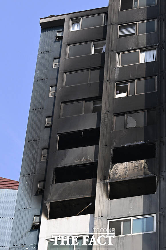 발화 지점에 출입 금지 테이프가 쳐져 있다.