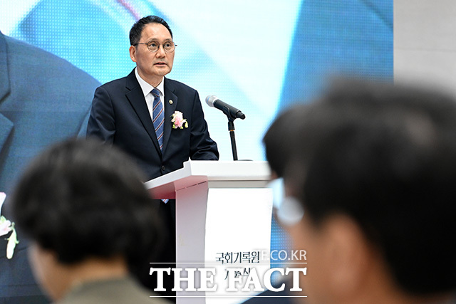 환영사 하는 곽건홍 국회기록원장.