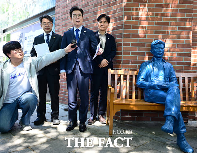 정원오 더불어민주당 서울시장 후보가 노동절을 하루 앞둔 30일 서울 종로구 청계천로 아름다운청년 전태일기념관 앞에서 노동공약을 발표한 뒤 전태일 동상을 쓰다듬고 있다.