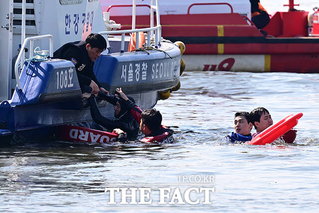 30일 오전 서울 여의도선착장 인근에서 한강 복합 수난사고 구조·구호 종합 훈련이 실시되고 있다. /남윤호 기자
