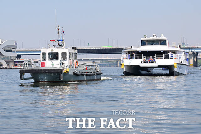 30일 오전 서울 여의도선착장 인근에서 한강 복합 수난사고 구조·구호 종합 훈련이 실시되고 있다. /남윤호 기자