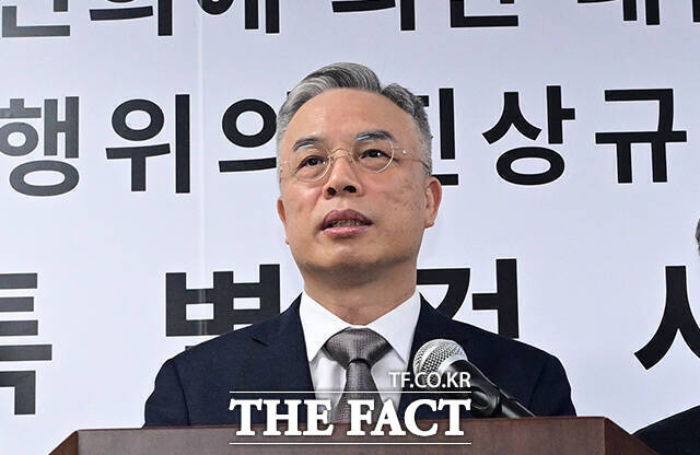 3대 특검팀의 미진한 수사 및 새로운 의혹을 수사하는 2차 종합특검팀에 임명된 권창영 특별검사가 25일 오전 경기 과천에 마련된 특검 사무실에서 브리핑을 갖고 있다. /과천=임영무 기자