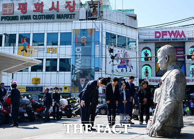 정원오 더불어민주당 서울시장 후보가 노동절을 하루 앞둔 30일 서울 종로구 청계천로 전태일다리를 찾아 전태일 열사 동상에 묵념하고 있다. /이새롬 기자