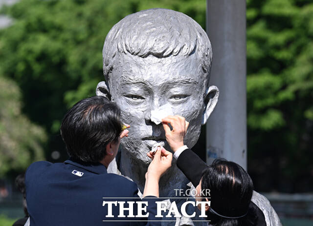 노동절을 하루 앞둔 30일 서울 종로구 청계천로 전태일다리를 찾은 시민들이 전태일 동상의 얼굴을 닦고 있다. /이새롬 기자