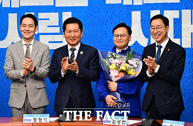 정청래 더불어민주당 대표(왼쪽)가 30일 오전 서울 여의도 국회에서 열린 3차 인재영입식에 참석해 6.3 재보궐선거 제주 서귀포시 후보로 영입한 김성범 전 해수부 차관에게 파란색 점퍼를 입혀주고 있다. /국회=배정한 기자