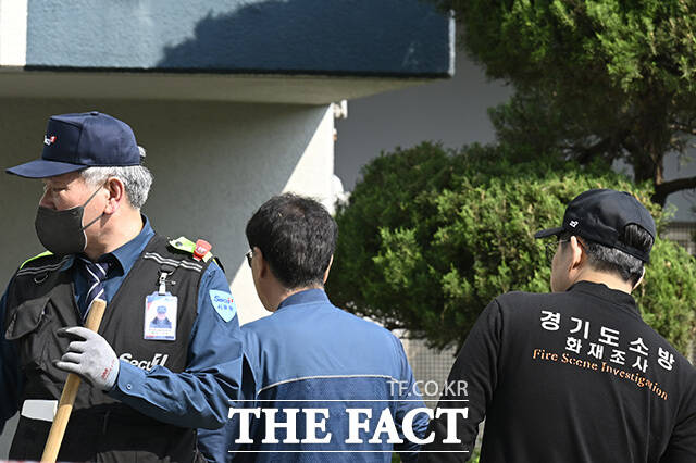 발화 지점에 출입 금지 테이프가 쳐져 있다.