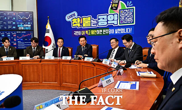 정청래 더불어민주당 대표가 30일 오후 서울 여의도 국회에서 열린 '착!붙 공약 프로젝트' 16호·17호·18호·19호 공약 발표식에 참석해 모두발언을 하고 있다. /국회=배정한 기자