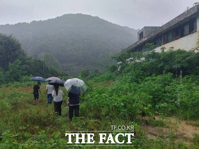 경기도 동두천시 옛 성병관리소의 역사적 가치 보존을 요구하는 시민단체와 개발 논리를 앞세운 동두천시 간의 갈등이 평행선을 달리는 가운데, 중앙정부마저 '법적 한계'를 이유로 발을 빼면서 성병관리소가 사실상 법적 보호 사각지대 속에 방치돼 있다는 지적이 나온다. 사진은 경기도 동두천시에 위치한 옛 성병관리소와 그 앞 공터의 모습. /김수민 기자