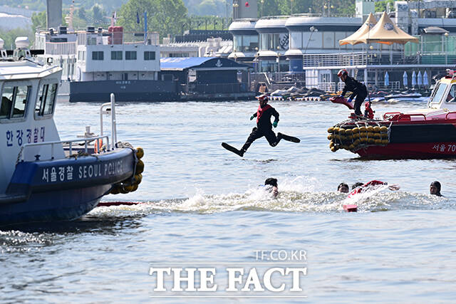 30일 오전 서울 여의도선착장 인근에서 한강 복합 수난사고 구조·구호 종합 훈련이 실시되고 있다. /남윤호 기자