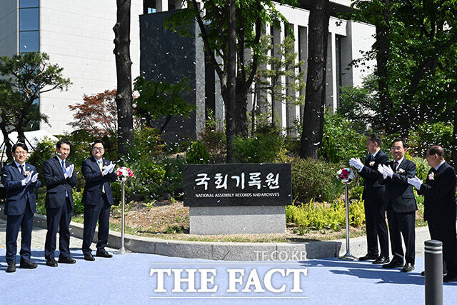 천준호 더불어민주당 원내대표 직무대행과 이학영 국회부의장, 우원식 국회의장, 곽건홍 국회기록원장, 주호영 국회부의장(왼쪽부터)이 30일 오전 서울 여의도 국회도서관 앞에서 열린 국회기록원 개원식에서 제막을 마친 뒤 기념촬영을 하고 있다. /국회=남용희 기자