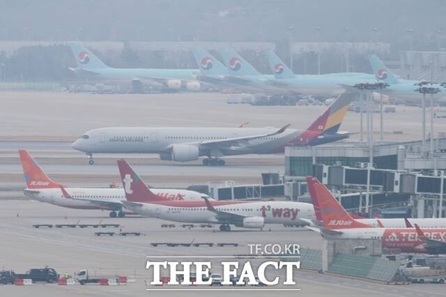 국내 항공사들이 고유가·고환율 상황이 지속되는 상황에 직면했다. 올 하반기부터는 고유가 상황에 대한 부담이 회사에 본격 전가될 것으로 보여 위기가 더 가중될 것으로 보인다. 사진은 인천국제공항 비행장. /뉴시스