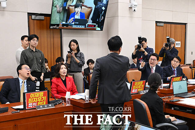 서영교 위원장에게 항의하는 김형동 국조특위 야당 간사(오른쪽).