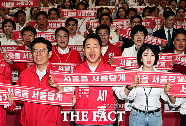 구호 외치는 조정훈 의원과 오세훈 서울시장 후보, 배현진 서울시당위원장.