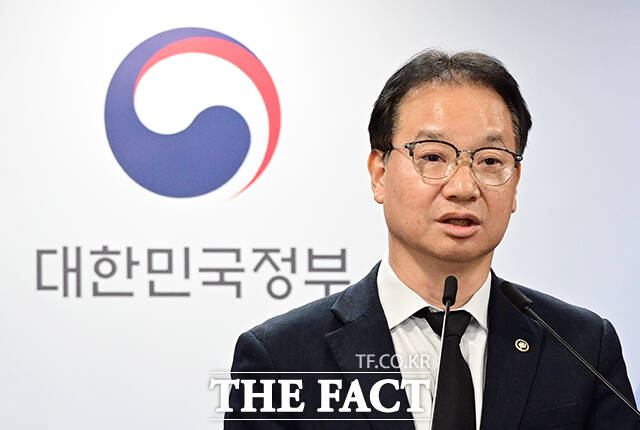 김영수 국무조정실 국무1차장이 30일 오후 서울 종로구 정부서울청사에서 12·29 여객기 참사 희생자 유해 부실 수습 경위 점검 결과를 브리핑하고 있다. /임영무 기자