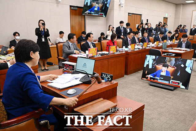 서영교 위원장에게 항의하는 김형동 국조특위 야당 간사(오른쪽).