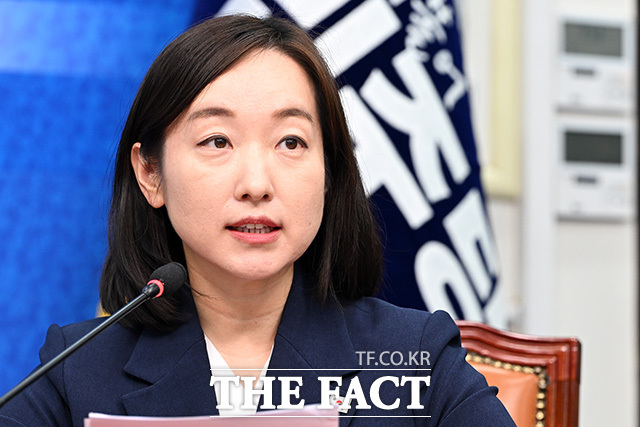 전은수 전 청와대 대변인이 지난달 29일 오전 서울 여의도 국회에서 열린 인재영입식에서 모두발언을 하고 있다. /남용희 기자