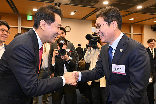 정원오 더불어민주당 서울시장 후보(오른쪽)와 오세훈 국민의힘 서울시장 후보가 30일 서울 중구 대한상공회의소에서 열린 '한국포럼'에 참석해 악수를 하고 있다. /한국일보