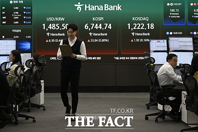 딜러가 거래창을 확인하고 있다.