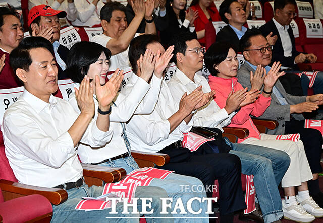 박수치는 오세훈 국민의힘 서울시장 후보와 배현진 서울시당위원장.