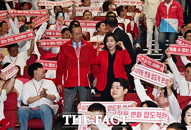 행사장 입장하는 권영세 국민의힘 의원과 나경원 의원.