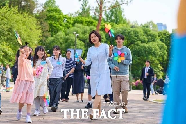 영부인 김혜경 여사가 29일 서울 광진구 어린이대공원에서 당원병 환아들과 함께 산책하고 있다. /청와대