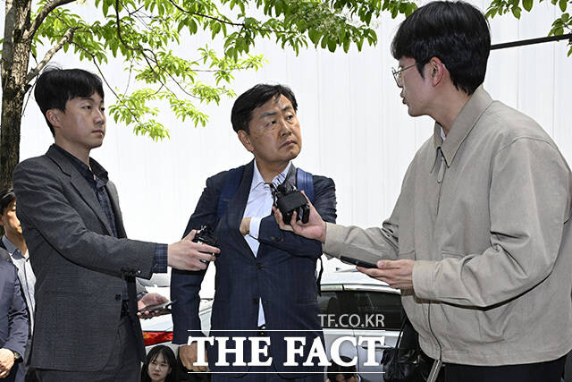 김 지사가 취재진의 질문에 답변하고 있다.