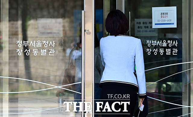 중대범죄수사처(중수청) 개청 준비단이 업무를 개시한 가운데 30일 오후 서울 종로구 창성동 정부서울청사 창성동 별관에는 관계자들이 분주히 움직이고 있다. /임영무 기자