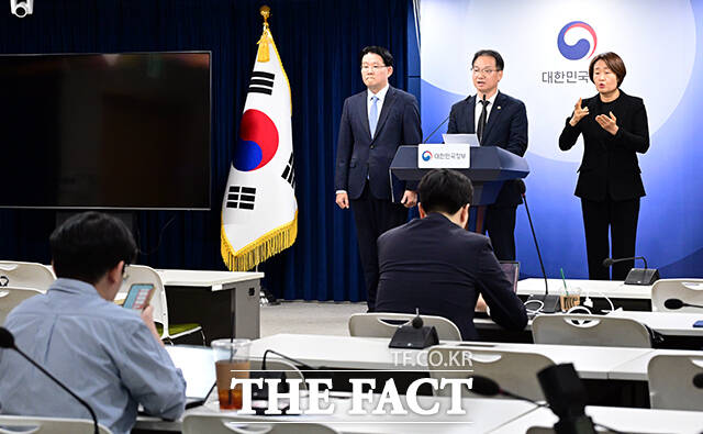 김영수 국무조정실 국무1차장이 30일 오후 서울 종로구 정부서울청사에서 12·29 여객기 참사 희생자 유해 부실 수습 경위 점검 결과를 브리핑하고 있다. /임영무 기자