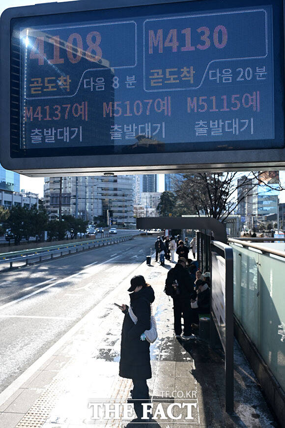 대법원이 서울 시내버스 근로자인 동아운수 기사들의 정기상여금도 통상임금에 반영해야 한다고 확정 판결했다. /더팩트 DB