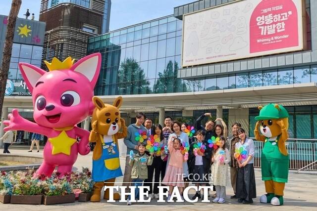 영부인 김혜경 여사가 29일 서울 광진구 어린이대공원 내 체험시설인 서울상상나라에서 당원병 환아들과 함께 희망쿠키 만들기 체험활동을 하고 기념촬영을 하고 있다. /청와대