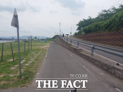 형산강변 도로 1km 구간도 너무 협소해 참가자 수천 명이 제속도를 낼 수 없었다. /박진홍 기자