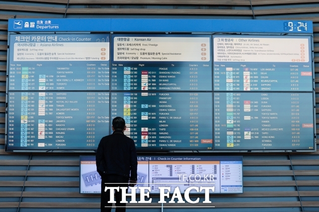 항공업계는 국제 정세를 예의주시하며 긴장감을 놓지 않고 있다. 사진은 인천국제공항 제2터미널 앞 체크인 카운터. /남윤호 기자