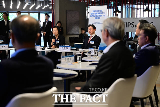 임종룡 우리금융그룹 회장, 함영주 하나금융그룹 회장, 양종희 KB금융그룹 회장, 이억원 금융위원장, 한성숙 중소벤처기업부 장관, 진옥동 신한금융그룹 회장, 이찬우 NH농협금융그룹 회장(앞줄 왼쪽부터)이 30일 오후 서울 강남구 팁스타운S6에서 열린 '벤처투차 활성화, 모두의 창업 프로젝트 및 생산적 금융 대전환을 위한 업무협약'에 참석해 기념촬영을 하고 있다. /남윤호 기자