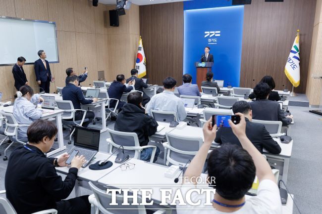 김성중 경기도 행정1부지사가 30일 오후 늦게 긴급 기자회견을 열고 경기도의회를 향해 민생 추경안 처리를 호소하고 있다. /경기도