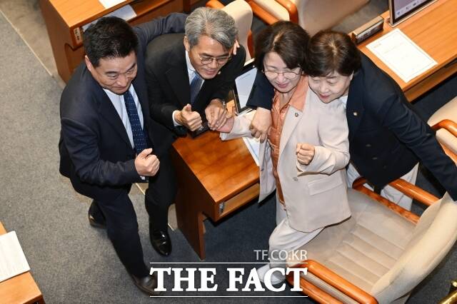 최혁진 무소속 의원과 김기표, 추미애 경기도지사 후보, 서영교 더불어민주당 의원(왼쪽부터)이 지난달 28일 오후 서울 여의도 국회에서 열린 제434회 임시회 제8차 본회의에서 기념촬영을 하고 있다. /남용희 기자