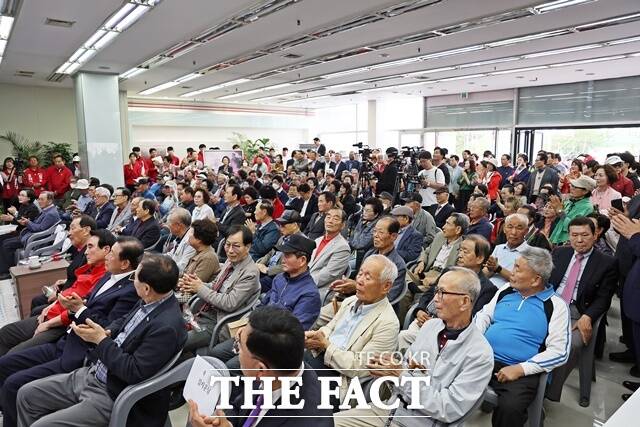 지지자들이 박수를 치고 있다. /백성현 캠프