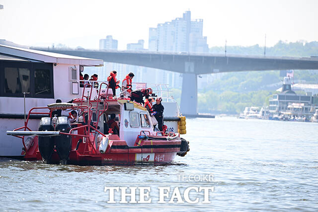 30일 오전 서울 여의도선착장 인근에서 한강 복합 수난사고 구조·구호 종합 훈련이 실시되고 있다. /남윤호 기자