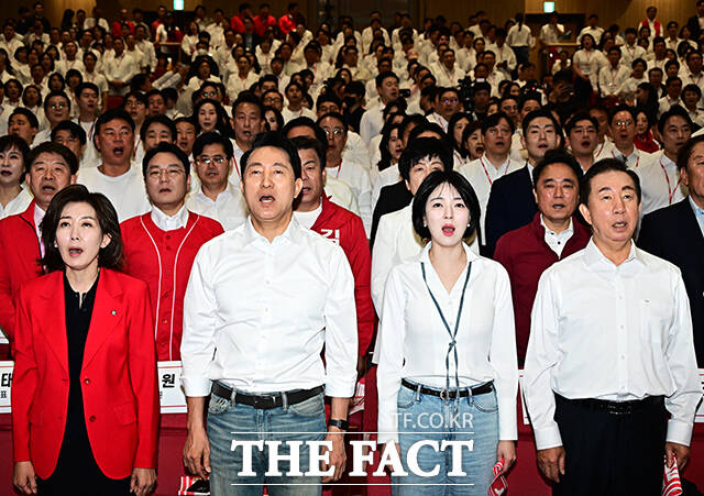 애국가 제창하는 나경원 의원과 오세훈 서울시장 후보, 배현진 위원장, 김성태 전 의원.