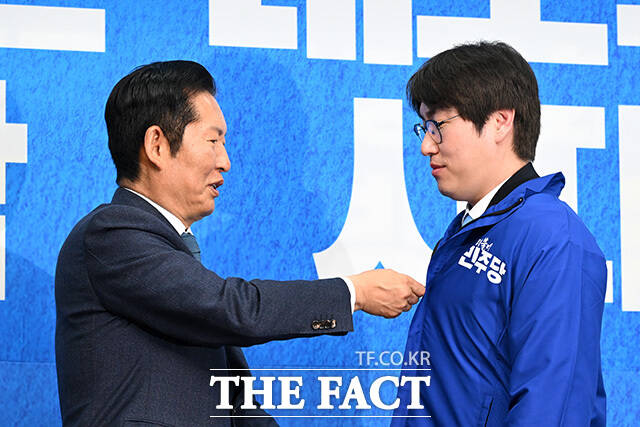 정청래 더불어민주당 대표(왼쪽)가 지난달 29일 오전 서울 여의도 국회에서 열린 인재영입식에서 하정우 전 청와대 AI미래기획수석에게 당 점퍼를 선물하고 있다. /남용희 기자