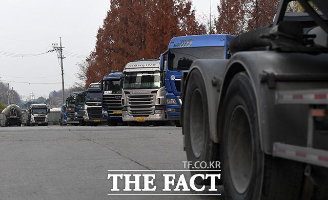 올해 3월까지 화물차 교통사고로 140명이 사망한 것으로 나타났다. 경찰은 대형 화물차 교통사고 예방을 위해 정비 불량과 불법 개조, 과적 등 단속과 졸음운전 예방순찰을 강화하기로 했다. /임영무 기자